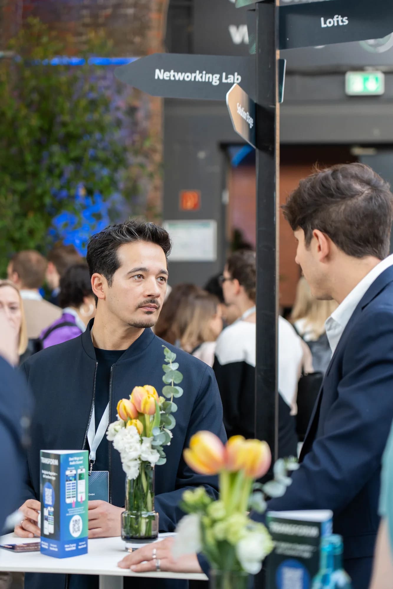 Joshua Martinez Hartmann im Gespräch auf der TRANSFORM-Messe