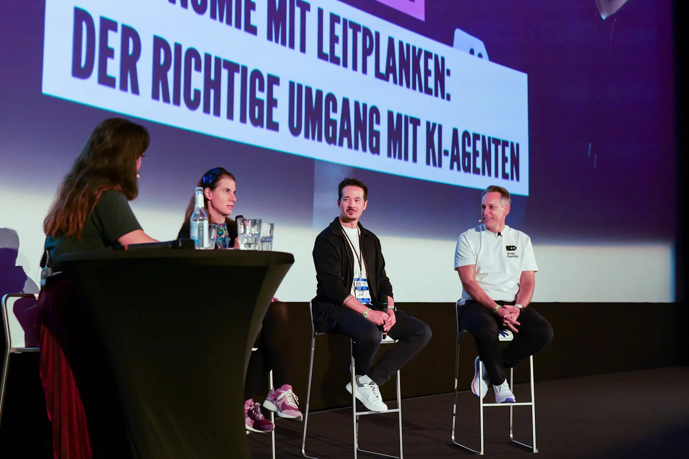 Joshua Martinez Hartmann auf einem Podium zu KI-Agenten