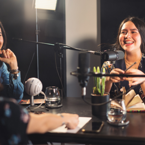 Eine Podcast Aufnahme mit drei Frauen