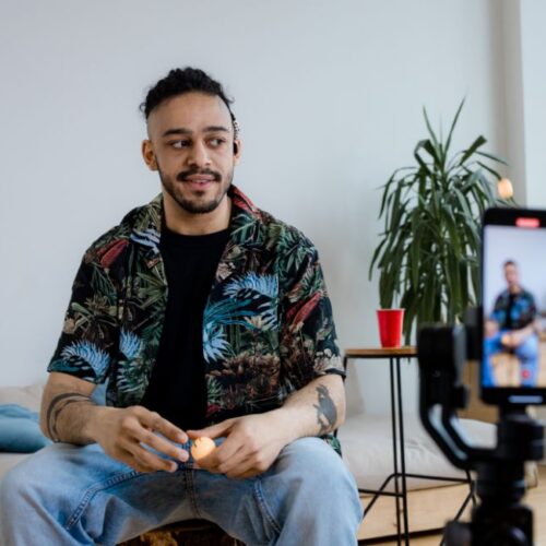 Creator nimmt mit Smartphone authentischen Video-Content für Social Media auf