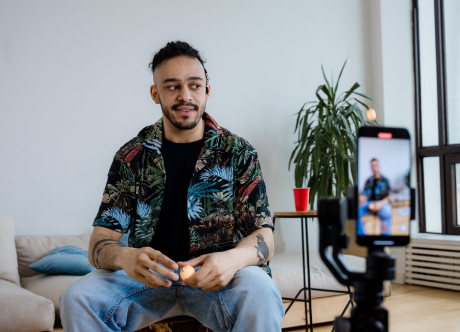 Creator nimmt mit Smartphone authentischen Video-Content für Social Media auf