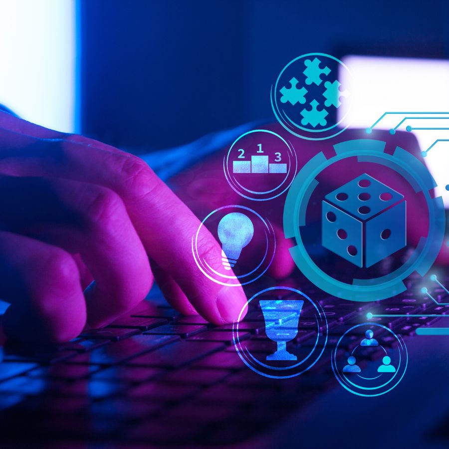 Finger tippen auf Tastatur, darüber digitale Symbole wie Würfel, Glühbirne und Puzzle – Darstellung von Gamification im digitalen Kontext.