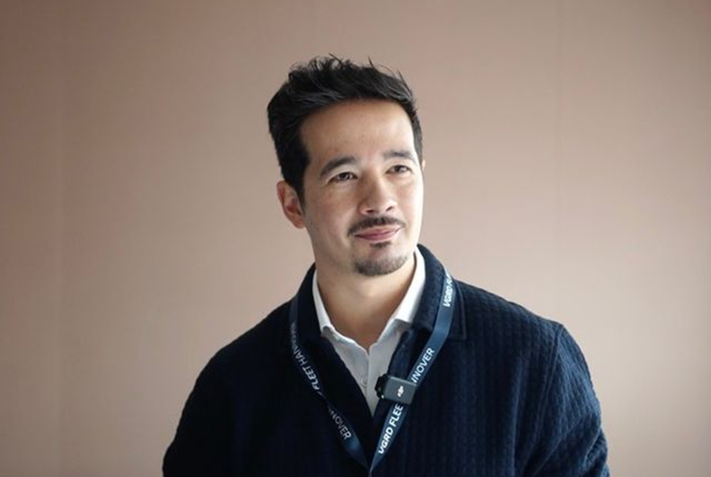 Josh lächelt elegant an der Kamera vorbei